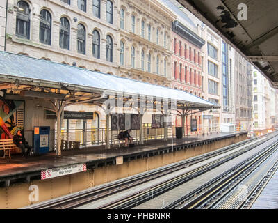 Chicago, USA - 21. Juni 2017: U-Bahn, Chicago ist die Stadt der Wolkenkratzer. Chicago Straßen, Gebäude und Sehenswürdigkeiten der Stadt Chicago. Stockfoto