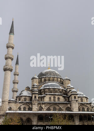 Eminönü Moschee, auch als neue Moschee, oder Yeni Cami, in Istanbul, Türkei, im Schnee während eines Winters Nachmittag abgedeckt. Es ist eines der wichtigsten Osmanischen Stockfoto