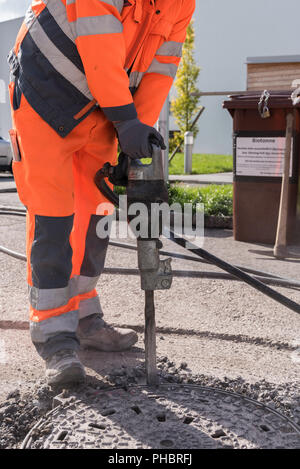 Arbeiter an Schröpfen funktioniert: Detailansicht Stockfoto