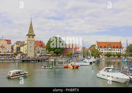 Lindauer Hafen mit Mangturm Stockfoto