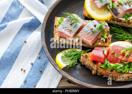 Hausgemachtes Brot mit Käse, Hering und grüne Zwiebeln. Stockfoto