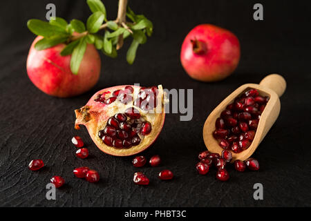 Reifer Granatapfel Obst und bailer mit Samen im Inneren Stockfoto