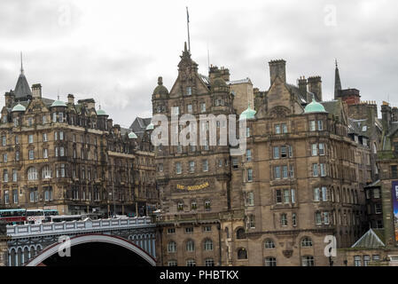 Edinburgh, Schottland, UK - 29. Juni 2011: Schlösser und Burgen von Edinburgh, die Hauptstadt Schottlands. Alte Stadt. Straßen und Gebäude in Edinburgh. Stockfoto