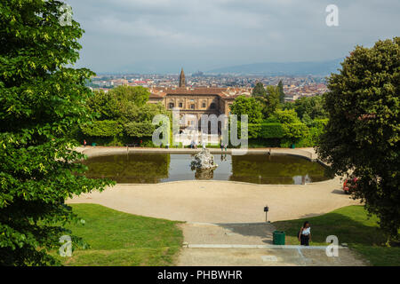 Mit Blick auf den Neptunbrunnen von den Boboli Gärten in der Palazzo Pitti und die dahinter liegende Stadt, Florenz, Toskana, Italien, Europa Stockfoto