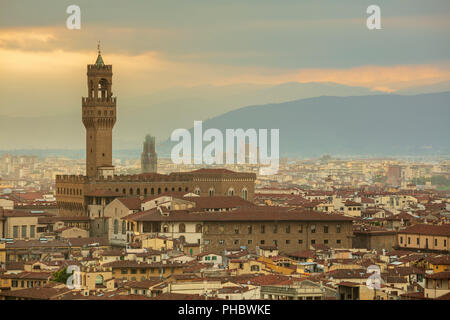 Blick über die Dächer von Florenz, Palazzo Vecchio und die fernen Apenninen, Florenz, Toskana, Italien, Europa Stockfoto