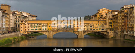 Ein Panorama von der Ponte Vecchio Brücke über den Fluss Arno in Florenz, UNESCO-Weltkulturerbe, Toskana, Italien, Europa Stockfoto