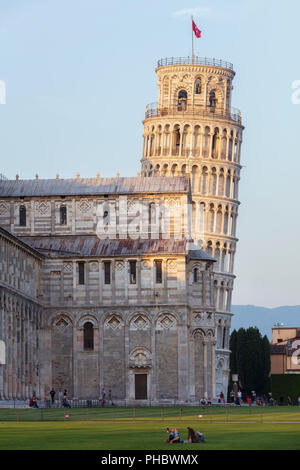 Die Menschen entspannt auf dem Rasen des Campo dei Miracoli mit dem Dom und Schiefer Turm hinter, Weltkulturerbe der UNESCO, Pisa, Toskana, Italien Stockfoto