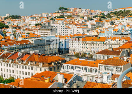 Lissabon, Portugal - 20. AUGUST 2017: Luftaufnahme von Lissabon City Home Dächer in Portugal Stockfoto