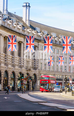 Union Flaggen in der Regent Street, London, W1, England, Vereinigtes Königreich, nach Europa fliegen Stockfoto