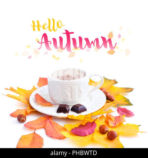 Kaffeetasse auf den Herbst Blätter und weißen Hintergrund Kaffeetasse auf den Herbst Blätter und weißen Hintergrund mit den Worten Hello Herbst Stockfoto
