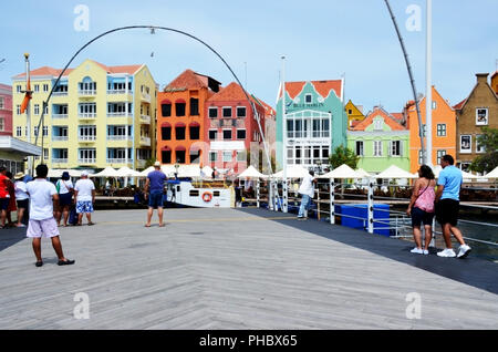 Farbenfrohe Architektur in Willemstad, Curacao auf Königin Emma Pontoon Bridge gesehen werden kann. Stockfoto
