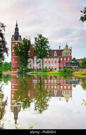 Neues Schloss Schloss von Prinz Hermann-von-Puckler-Muskau, UNESCO Welterbe Muskauer Park, Bad Muskau, Sachsen, Deutschland, Europa gebaut Stockfoto