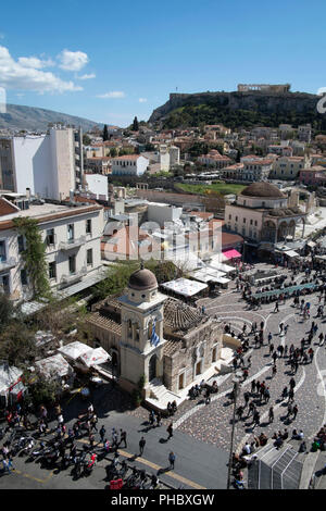 Hohe Aussicht auf den Parthenon von Monastiraki Platz im Stadtteil Plaka, Athens, Griechenland, Europa Stockfoto