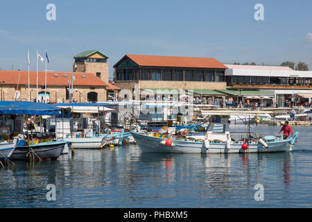 Traditionelle Fischerboote im Hafen von Paphos im Süden Zyperns, Mittelmeer, Europa günstig Stockfoto