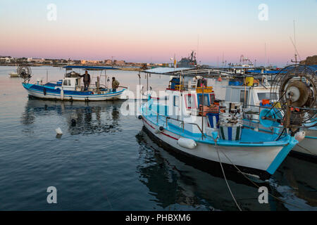 Traditionelle Fischerboote im Hafen von Paphos im Süden Zyperns bei Dämmerung, Zypern, Mittelmeer günstig, Europa Stockfoto