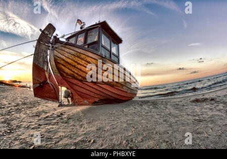 Trawler am Strand Stockfoto