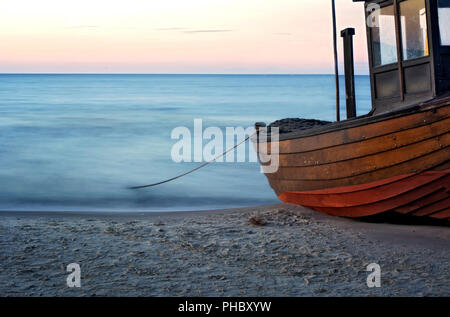 Trawler am Strand Stockfoto