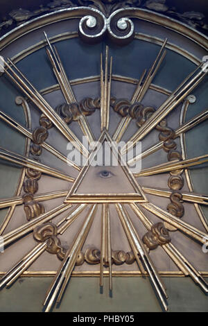 Das Auge der Vorsehung (Der alles sehende Auge Gottes), Dom der Mariä Himmelfahrt und St. Johannes der Täufer, Aosta, Aostatal, Italien, Europa Stockfoto