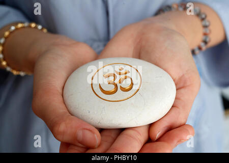 Der Om (AUM) Symbol von Hinduismus und Buddhismus auf einen weissen Stein, Vietnam, Indochina, Südostasien, Asien Stockfoto