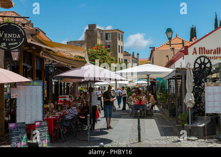 Blick auf die Cafés und Restaurants in der Altstadt Straße, Funchal, Madeira, Portugal, Atlantik, Europa Stockfoto