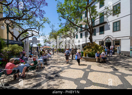 Anzeigen von Al Fresco Restaurants und Cafes in der Stadt Zentrum, Funchal, Madeira, Portugal, Atlantik, Europa Stockfoto