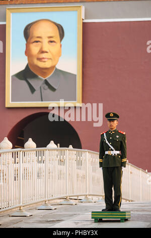 Tor des Himmlischen Friedens mit Maos Porträt und Guard, Platz des Himmlischen Friedens, Peking, China, Asien Stockfoto