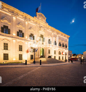 Auberge Castille bei Nacht, UNESCO-Weltkulturerbe, Valletta, Malta, Europa Stockfoto