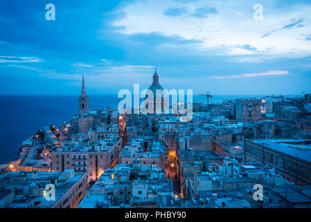 Luftaufnahme von Valletta Skyline bei Nacht, Valletta, Malta, Europa Stockfoto
