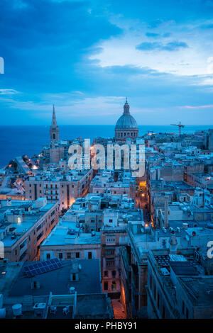 Luftaufnahme von Valletta Skyline bei Nacht, Valletta, Malta, Europa Stockfoto