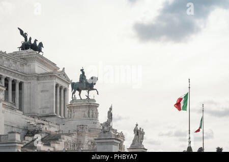 Italienische Flaggen über dem Altare della Patria in der Piazza Venezia, Rom, Latium, Italien, Europa Stockfoto