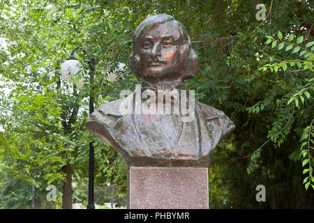 Jewpatoria, Krim, Russland - 30. Juni 2018: die Büste zu Nikolai Wassiljewitsch Gogol in die Stadt Jewpatoria, Krim Stockfoto