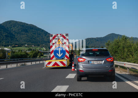 Roadbloack auf der Autobahn Autos umleiten am Highway durch Autounfall Stockfoto