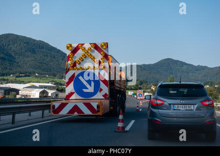 Roadbloack auf der Autobahn Autos umleiten am Highway durch Autounfall Stockfoto
