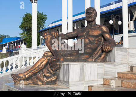 Jewpatoria, Krim, Russland - 30. Juni 2018: einer ruhenden Herkules - eine Skulptur in der Stadt Jewpatoria, Krim Stockfoto