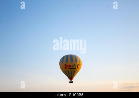 Ein Heißluftballon im Himmel schweben um Kappadokien, Türkei. Dies war kurz nach Sonnenaufgang geschossen. Stockfoto