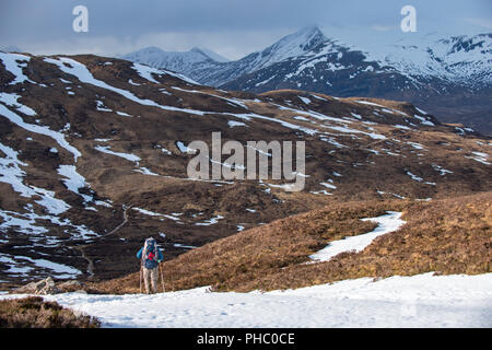 Ein Wanderer an der Oberseite der Teufel Treppe beim Wandern entlang der West Highland Way in der Nähe von Glencoe in die schottischen Highlands, Schottland, Vereinigtes Königreich Stockfoto