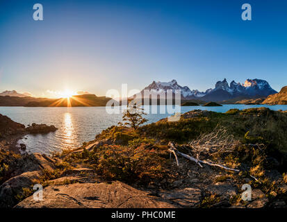 Blick über den See Pehoe in Richtung Paine Grande und Cuernos Del Paine, Sonnenuntergang, Torres del Paine Nationalpark, Patagonien, Chile, Südamerika Stockfoto