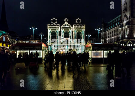 Der Eingang zum Hamburger Rathaus Rathausmarkt Weihnachtsmarkt (Weihnachtsmarkt) in der Nacht, Hamburg, Deutschland, Europa Stockfoto