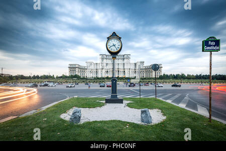 Auto licht Trails an der blauen Stunde vor dem riesigen Palast des Parlaments (Palatul Parlamentului), Bukarest, Rumänien, Europa Stockfoto