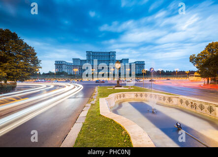 Auto licht Trails an der blauen Stunde vor dem riesigen Palast des Parlaments (Palatul Parlamentului), Bukarest, Rumänien, Europa Stockfoto