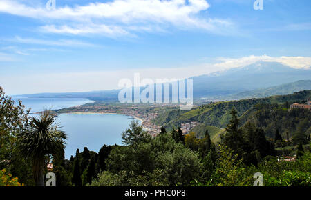 Giardini-Naxos Bucht mit dem Vulkan Etna Stockfoto