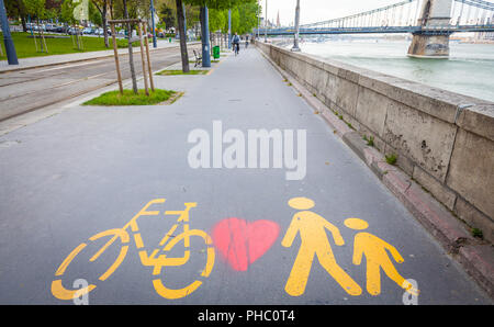 Fahrrad Schilder gemalt auf Asphalt Stockfoto