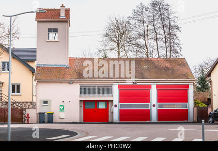 Reiningue, Frankreich - 29. Dezember 2017: Architektur Detail der kleinen Feuerwache in der Innenstadt an einem Wintertag Stockfoto