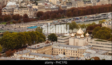 Paris, Frankreich, 8. Oktober 2017: Luftaufnahme von Paris mit der Kathedrale der Heiligen Dreifaltigkeit von Paris, eine Russisch-orthodoxe Kirche in Octobe eingeweiht Stockfoto