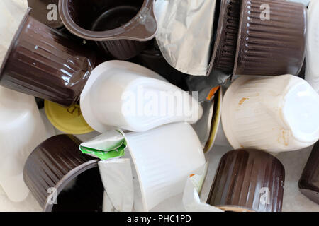 Stapel der leeren single use Milch und Rahm mini Kartons Stockfoto