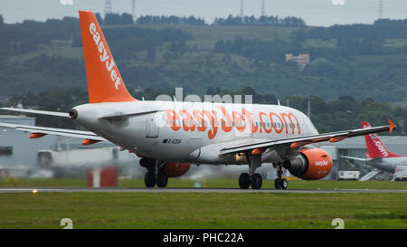 Easyjet Flug in den Himmel am Flughafen Glasgow, Renfrewshire, Schottland. Stockfoto