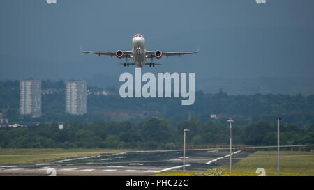 Easyjet Flug in den Himmel am Flughafen Glasgow, Renfrewshire, Schottland. Stockfoto