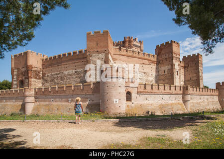 Frau mit Blick auf die mittelalterliche Burg La Mota in der spanischen Stadt Medina de Campo in der Provinz Valladolid Castilla y Leon Spanien Stockfoto