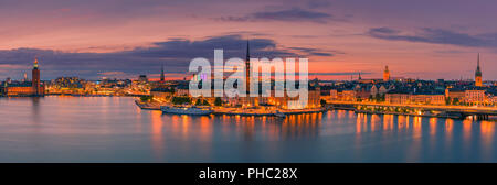 Die Stadt Stockholm, Hauptstadt von Schweden, aus der Sicht Monteliusvagen in der Dämmerung an einem sommerlichen Abend gesehen. Stockfoto