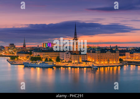 Die Stadt Stockholm, Hauptstadt von Schweden, aus der Sicht Monteliusvagen in der Dämmerung an einem sommerlichen Abend gesehen. Stockfoto